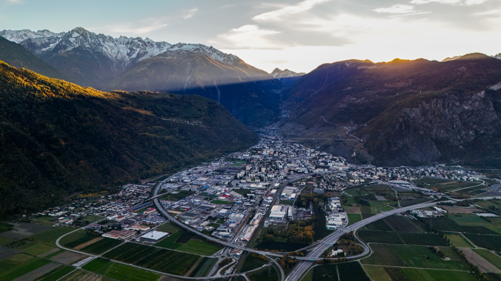 Vue aérienne par drone de Martigny et de la vallée du Rhône en Valais au coucher du soleil